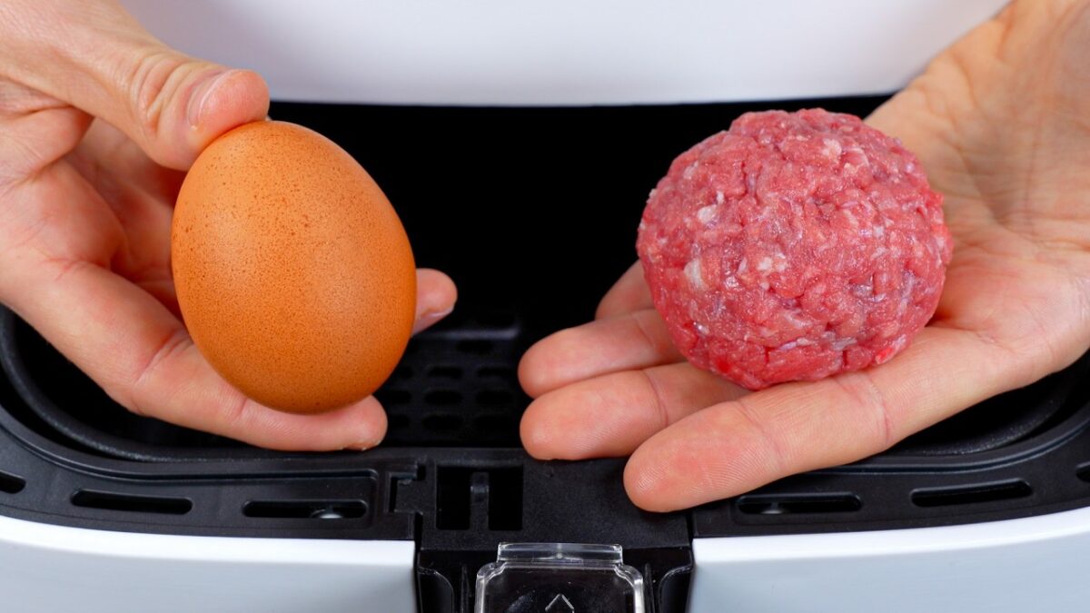 Vajcia a mäso v air fryeri – neveríte, čo to urobí!