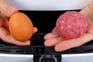 Vajcia a mäso v air fryeri – neveríte, čo to urobí!