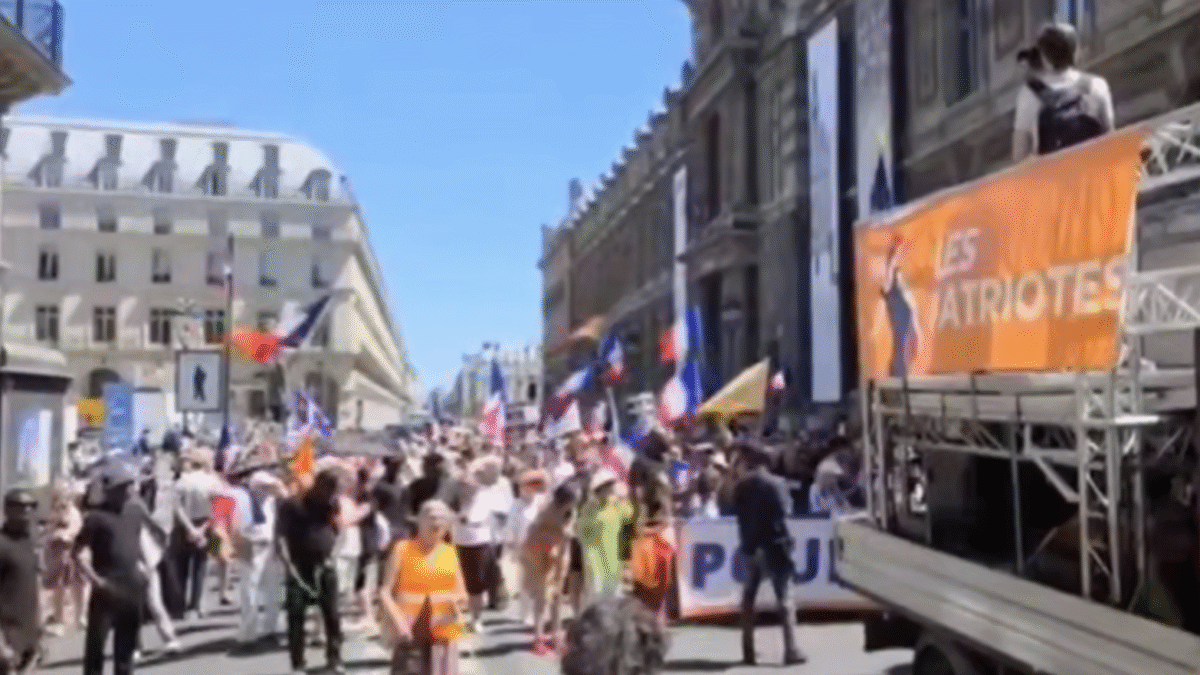 V Paríži ľudia protestovali proti poskytnutiu vojenskej pomoci Kyjevu