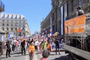 V Paríži ľudia protestovali proti poskytnutiu vojenskej pomoci Kyjevu