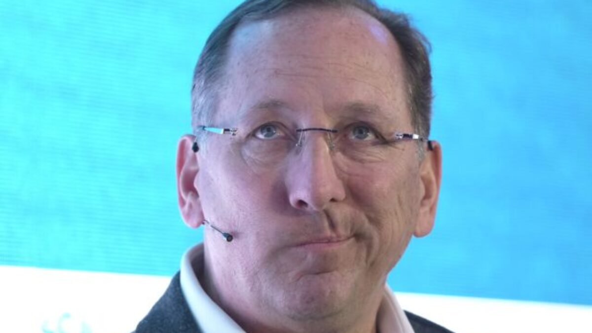 Majiteľ Olympique Lyon odstupuje z vedenia klubu po preradení klubu do druhej ligy