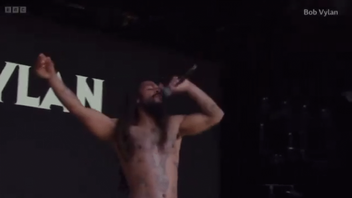 Britský režim a polícia spustili zásah proti pokrikom „Smrť IDF“