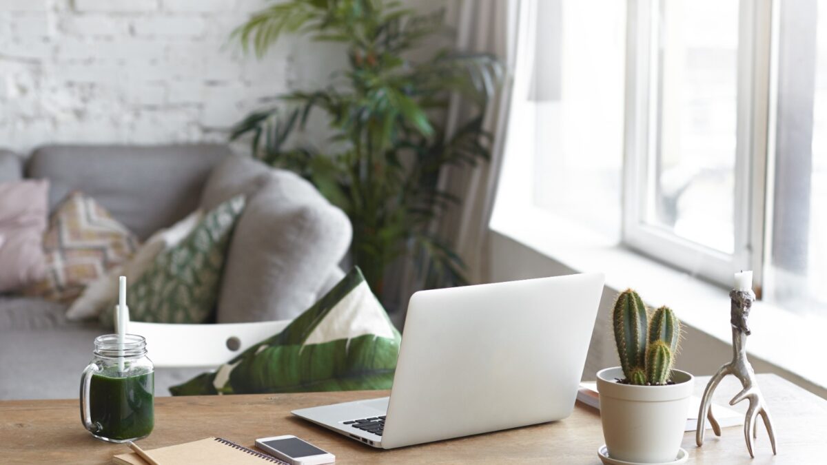 Vytvorte si ideálny domáci pracovný priestor: Kľúč k produktivite a pohode