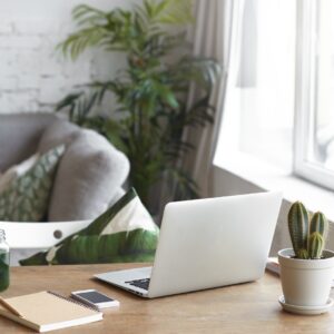 Vytvorte si ideálny domáci pracovný priestor: Kľúč k produktivite a pohode