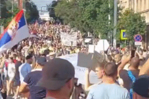 V centre Belehradu sa zhromaždili obrovské davy ľudí, ktorí požadujú predčasné v...