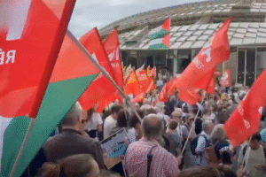 V Paríži protestujúci kritizujú prezidenta Emmanuela Macrona za to, že sa stotož...
