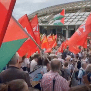 V Paríži protestujúci kritizujú prezidenta Emmanuela Macrona za to, že sa stotož...