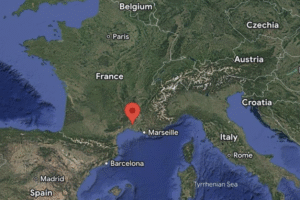 V meste Nîmes vo Francúzsku došlo k masovej streľbe, pričom strelec je údajne st...