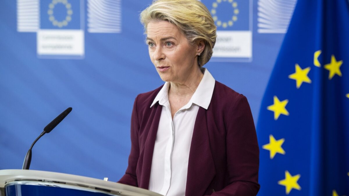 Euractiv: 74 poslancov podporilo návrh na vyslovenie nedôvery Ursule von der Leyen