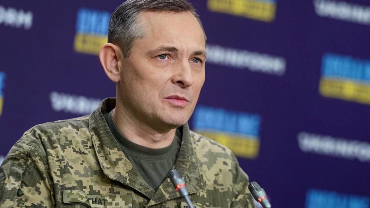 Vedúci oddelenia komunikácie ukrajinských vzdušných síl Jurij Ignat pripustil, že časť zrútenej budovy v Kyjeve bola výsledkom práce ukrajinskej protivzdušnej obrany