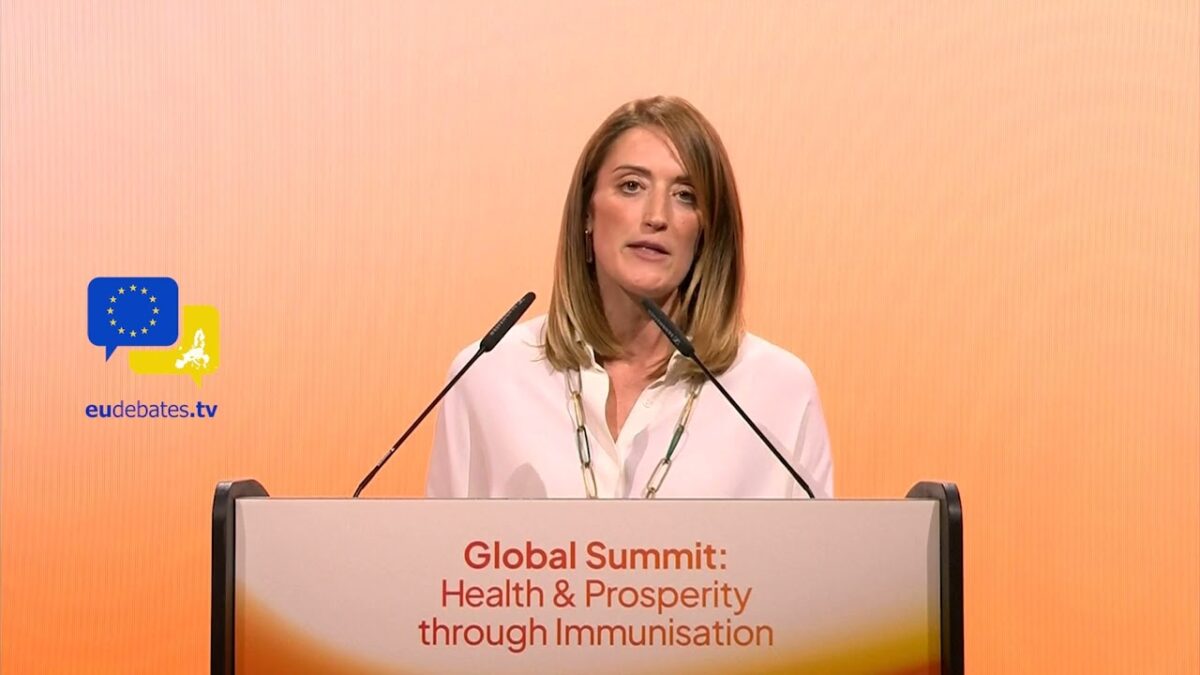 Tanec pokrytectva v Europarlamente: Bill Gates a Roberta Metsola ako figúrky korporátneho vplyvu