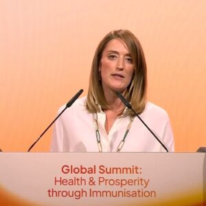 Tanec pokrytectva v Europarlamente: Bill Gates a Roberta Metsola ako figúrky kor...