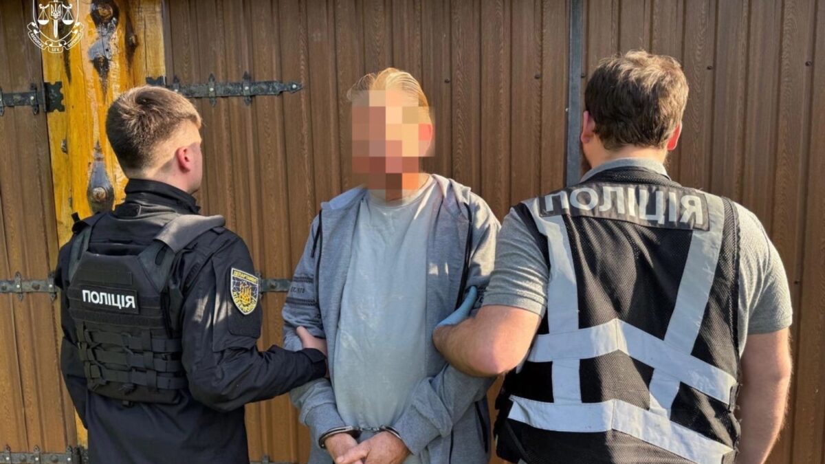 Ukrajinské úrady zatkli pedofila žijúceho pod falošnou identitou po 30 rokoch pátrania.