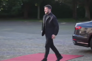 Komu to uniklo, tak Zelenskyj si včera konečne obliekol oblek (video)