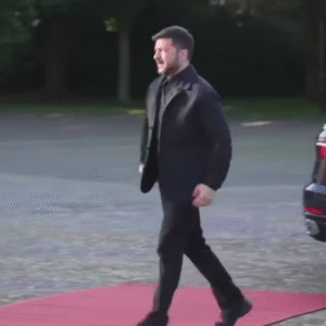 Komu to uniklo, tak Zelenskyj si včera konečne obliekol oblek (video)