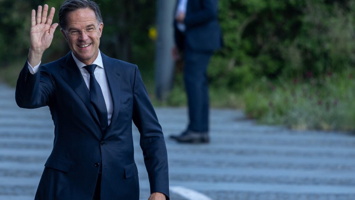 Na summite NATO Rutte vyhlásil, že USA sú „plne oddané článku 5“, čo je klauzula, ktorá stanovuje, že útok na jedného člena NATO sa považuje za útok na všetkých