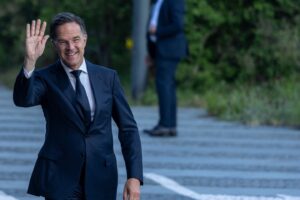 Na summite NATO Rutte vyhlásil, že USA sú „plne oddané článku 5“, čo je klauzula...