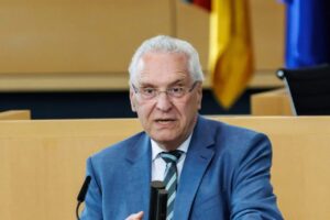 Bavorská strana AfD reagovala ostrou kritikou na rozhodnutie krajinskej vlády ve...