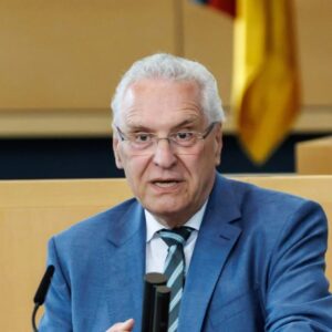 Bavorská strana AfD reagovala ostrou kritikou na rozhodnutie krajinskej vlády ve...