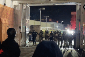 Federálni dôstojníci zasiahli a ZATKLI členov Antifa pred zariadením ICE v Portl...