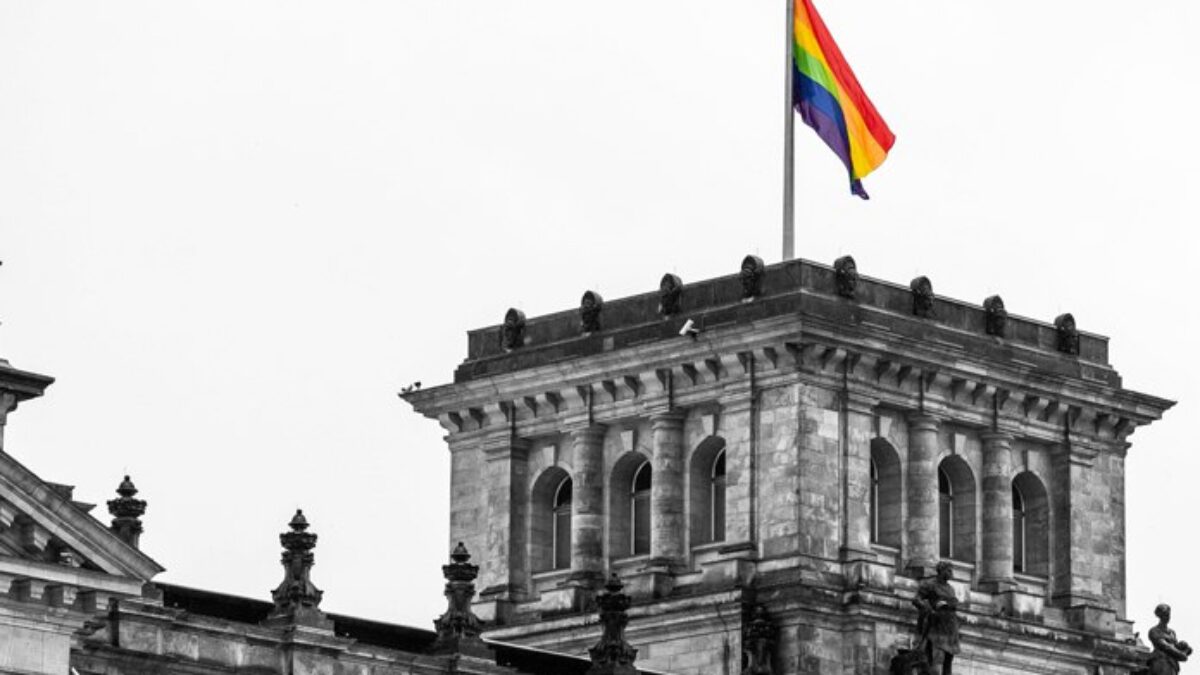 V Berlíne vyvoláva rozruch súdny spor o vztýčenie dúhovej vlajky pred základnou školou počas Mesiaca hrdosti