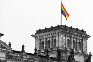 V Berlíne vyvoláva rozruch súdny spor o vztýčenie dúhovej vlajky pred základnou ...