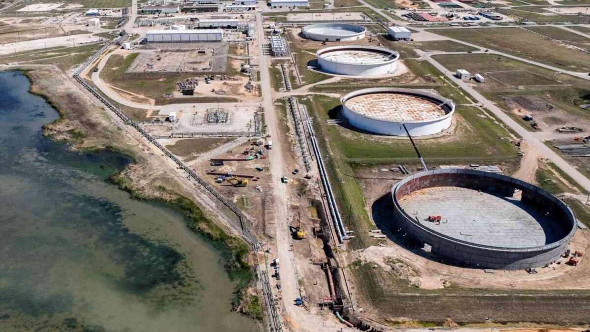 Americké strategické ropné rezervy (SPR) sú na najnižšej úrovni za 40 rokov a obsahujú 396,7 milióna barelov ropy po tom, čo ich Biden vyčerpal a Trump ich ešte nedoplnil