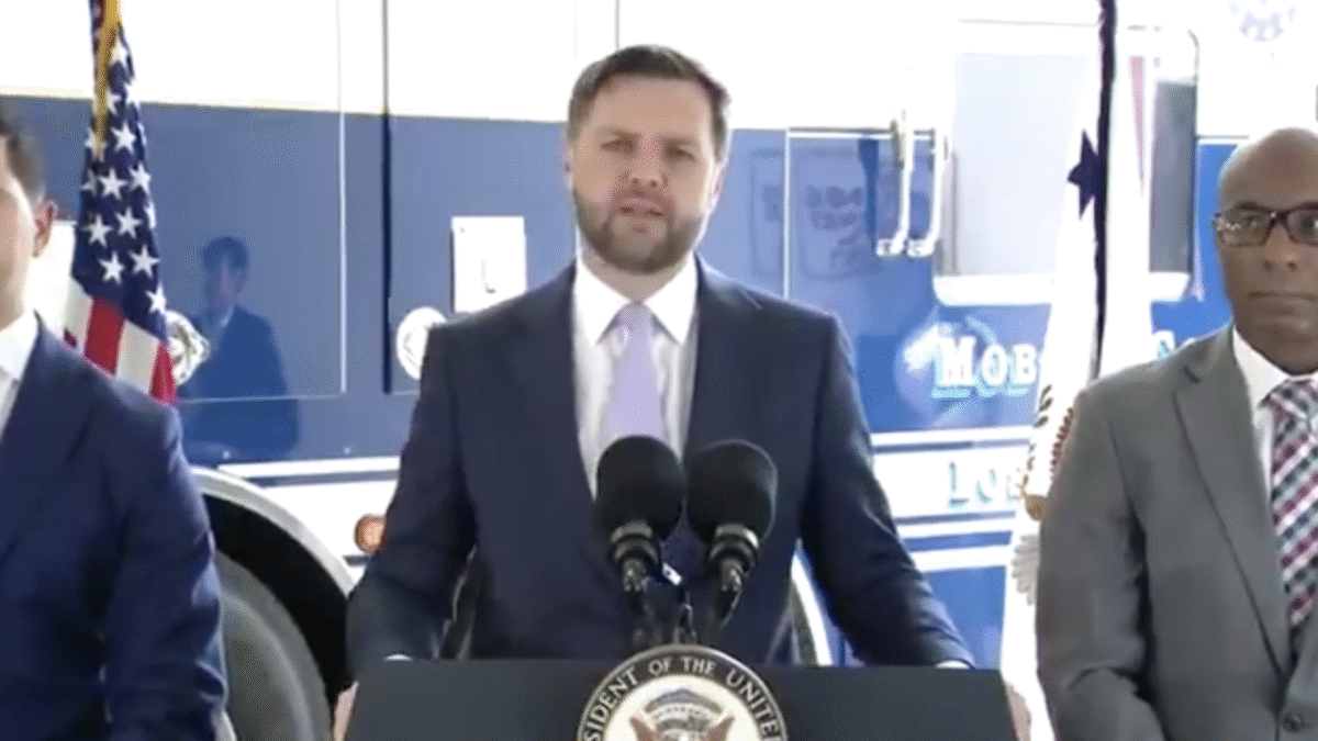 Viceprezident Vance poďakoval námorníkom a príslušníkom orgánov činných v trestnom konaní v Los Angeles za ochranu pred výtržníkmi