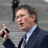 Americký kongresman Thomas Massie požiadal 100 000 Američanov, aby hlasovali o t...