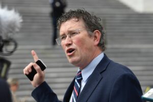 Americký kongresman Thomas Massie požiadal 100 000 Američanov, aby hlasovali o t...