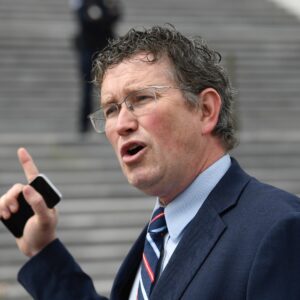 Americký kongresman Thomas Massie požiadal 100 000 Američanov, aby hlasovali o t...