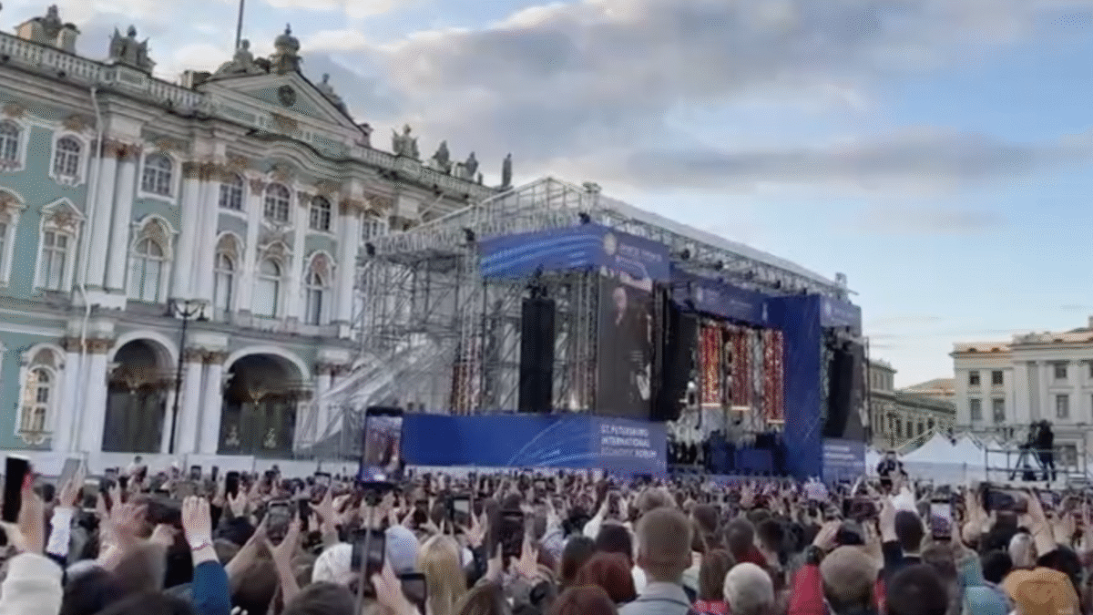 Taliansky spevák Al Bano zaspieval svoju najslávnejšiu pieseň – „Felicità“ na Palácovom námestí v Petrohrade