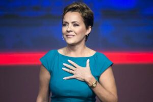 Kari Lake práve prepustila 85 % pozícií v americkej agentúre pre globálne médiá