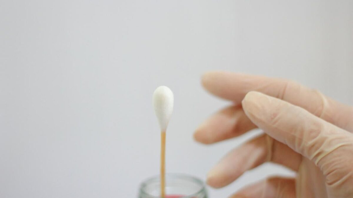 Bristolská univerzita v Spojenom kráľovstve pilotne spúšťa iniciatívu, v rámci ktorej študenti dostávajú bezplatné testovacie súpravy na znásilnenie