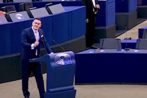 Tomasz Froelich obhajuje v Európskom parlamente právo Maďarska zakázať Pride