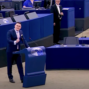 Tomasz Froelich obhajuje v Európskom parlamente právo Maďarska zakázať Pride