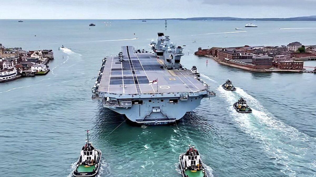 Egyptské médiá informujú, že britská lietadlová loď Queen Elizabeth prešla cez Suezský prieplav v Egypte.