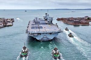 Egyptské médiá informujú, že britská lietadlová loď Queen Elizabeth prešla cez S...