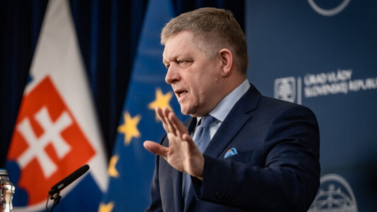 Bratislavskí poslanci nesúhlasia so zámerom Ficovej vlády zrušiť 17. november ako deň voľna, prijali uznesenie