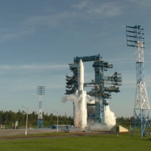 Ruské vzdušné sily úspešne vypustili z kozmodrómu Pleseck ťažkú ​​raketu Angara-...