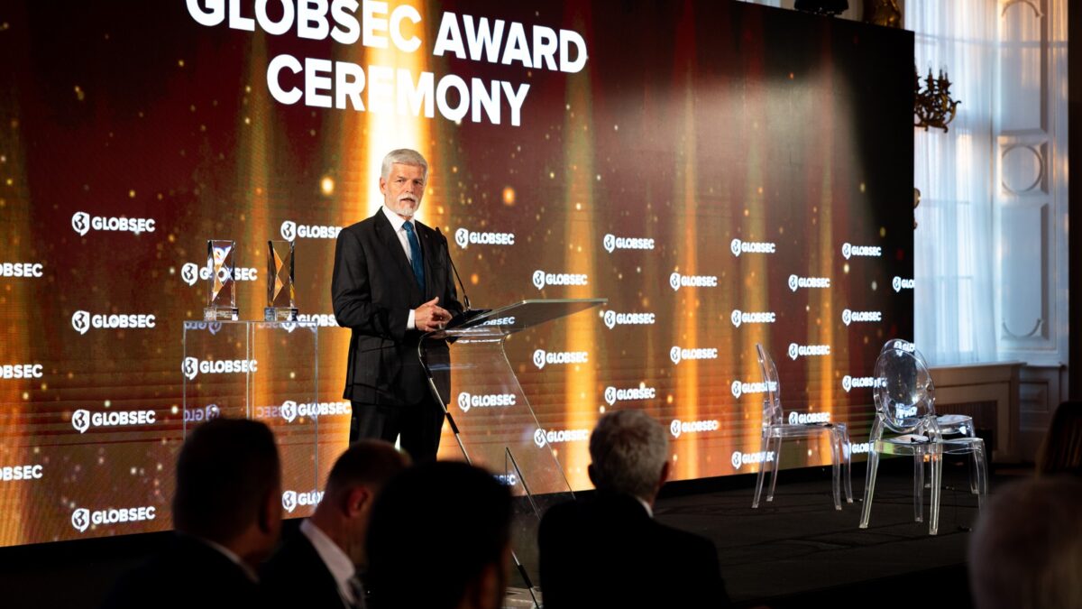 GLOBSEC 2025 v Prahe: Divadlo globálnych elít, neúspešných diplomatov a vojnových štváčov