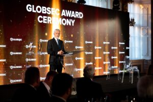 GLOBSEC 2025 v Prahe: Divadlo globálnych elít, neúspešných diplomatov a vojnovýc...