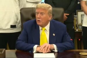 „Celý svet exploduje, ak Irán získa jadrové zbrane.“ – Donald Trump