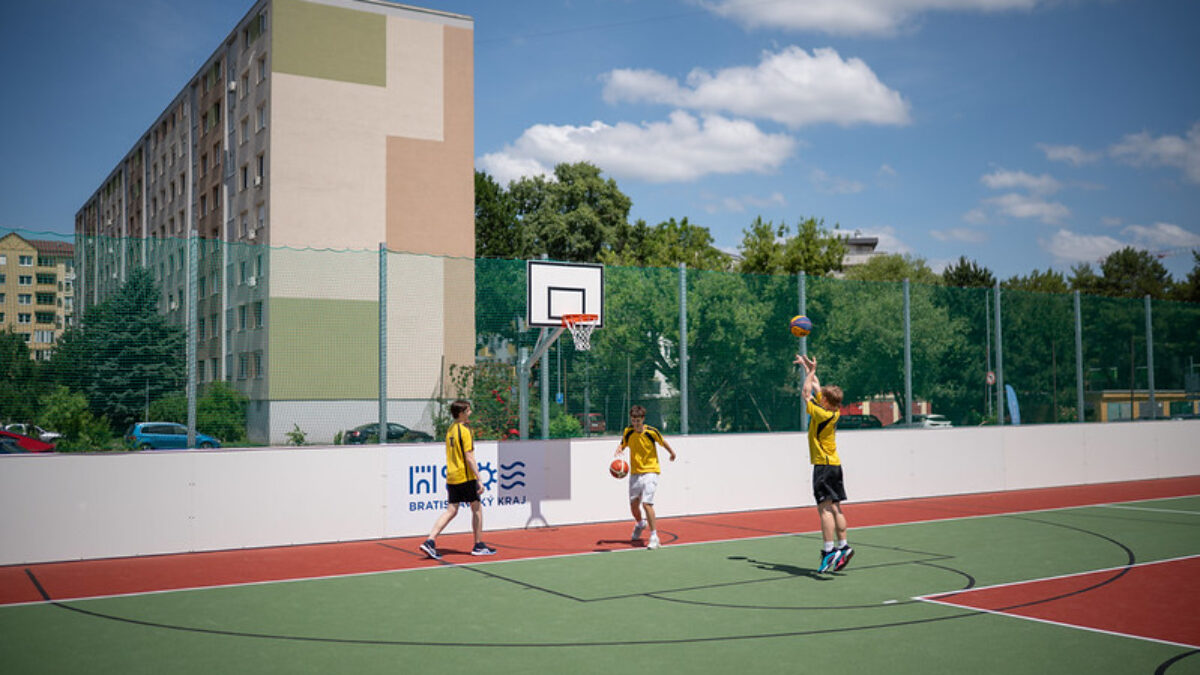 Župná stredná škola v Ružinove má nové športovisko. K dispozícii bude žiakom aj verejnosti