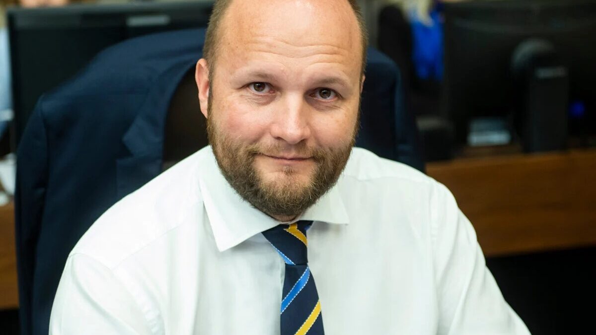 Polícia dnes ráno (18. júna 2025) podnikla pokus o zadržanie Jaroslava Naďa, bývalého ministra obrany a predsedu strany Demokrati