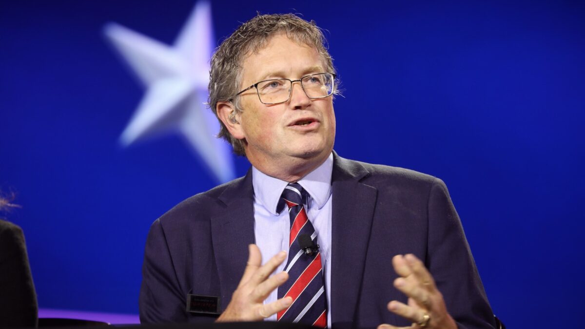 Americký kongresman Thomas Massie predložil rezolúciu o vojnových právomociach, ktorej cieľom je zablokovať akúkoľvek vojenskú akciu USA proti Iránu bez súhlasu Kongresu.