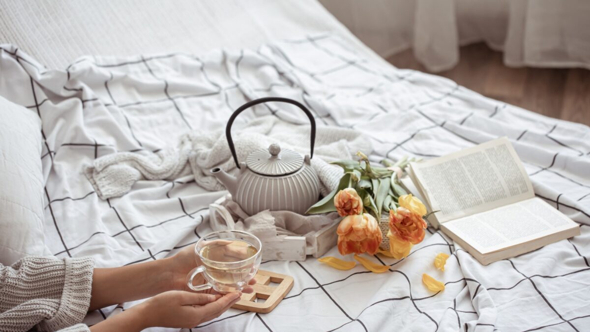 Ako si vytvoriť rannú rutinu, ktorá vám zmení život (Krok za Krokom)