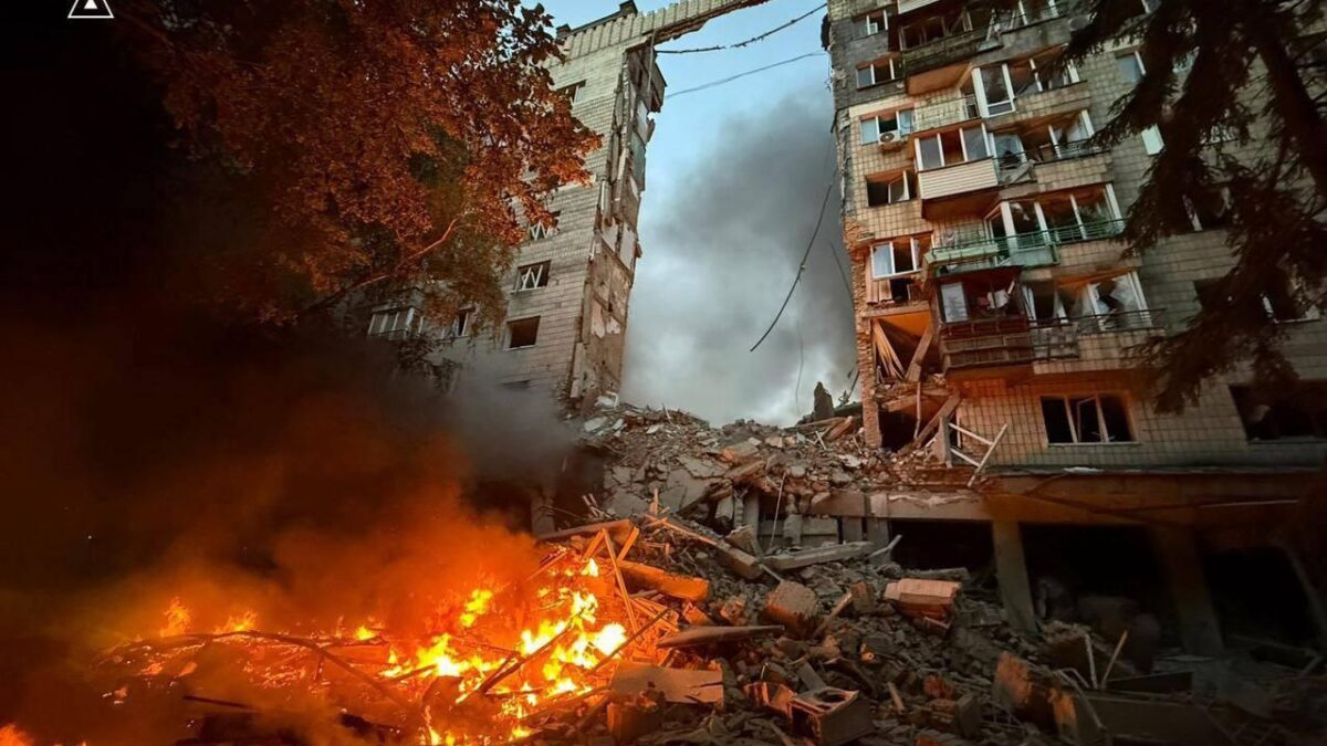 Jedna z riadených striel X-101 bola včera vychýlená z kurzu, keď sa ju Ukrajinci pokúsili zachytiť nad Kyjevom, a zasiahla obytnú budovu, ktorá sa čiastočne zrútila.