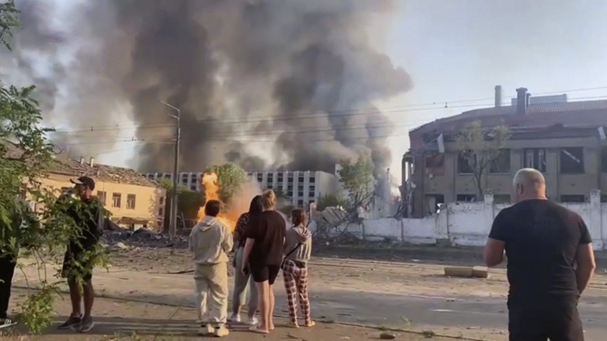 Veľký požiar v Darnickej štvrti v Kyjeve: Oheň zasiahol obytné aj priemyselné budovy