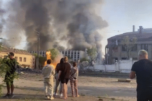 Veľký požiar v Darnickej štvrti v Kyjeve: Oheň zasiahol obytné aj priemyselné bu...